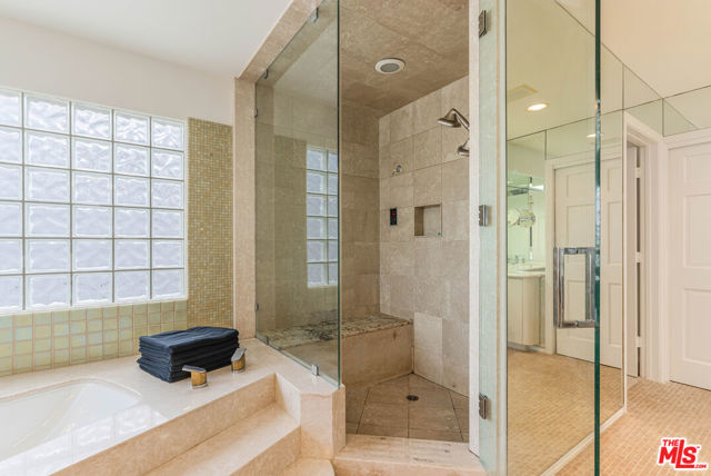 4611 Roma Court, Marina del Rey CA: https://media.crmls.org/mediaz/03595156-a6e0-4adf-aef5-3c48497b9590.jpg