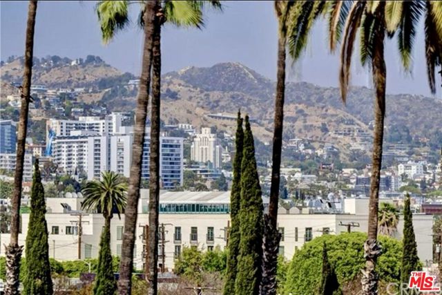 439 N Doheny Drive, Beverly Hills CA: https://media.crmls.org/mediaz/035aa7a1-6063-4dce-a27e-6dca2e1a1667.jpg
