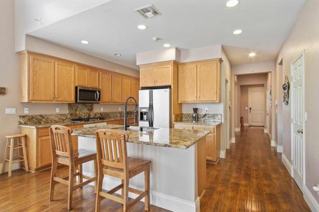561 Branding Iron Street, Oakdale CA: https://media.crmls.org/mediaz/035aaf01-bb48-439e-9c22-29633120017d.jpg