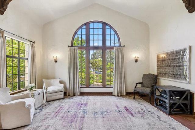2307 Easton Drive, Burlingame CA: https://media.crmls.org/mediaz/035ae383-3211-4e93-8455-c4647c509e62.jpg