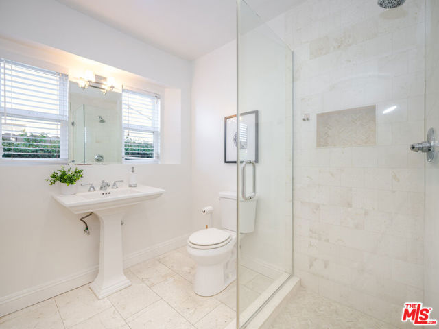 5417 Allott Avenue, Sherman Oaks CA: https://media.crmls.org/mediaz/035b83d0-d901-4345-83c9-9f2d2a64e770.jpg