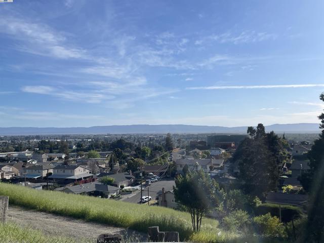 19975 JOHN DR, Castro Valley CA: https://media.crmls.org/mediaz/035bdc1f-2a09-40c7-a3e7-6cd17b589aae.jpg