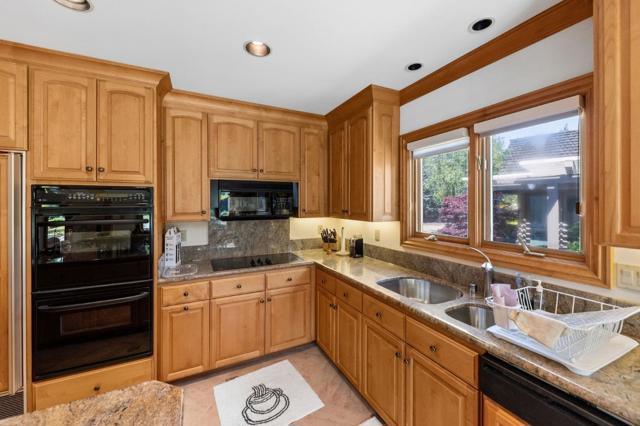 86 Belbrook Way, Atherton CA: https://media.crmls.org/mediaz/035ca32b-1015-4e52-b140-5cbc5900fb0a.jpg