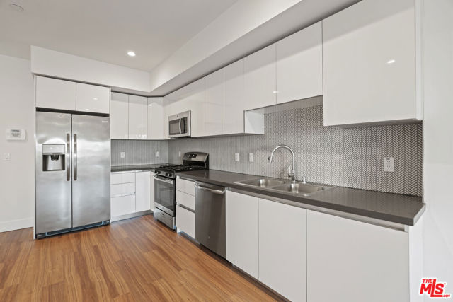 518 N Gramercy Place, Los Angeles CA: https://media.crmls.org/mediaz/035cb340-f2fb-4d31-818f-5715c1fc0d85.jpg