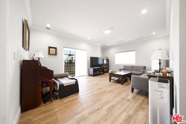 944 S Serrano Avenue, Los Angeles CA: https://media.crmls.org/mediaz/035dd158-3a7c-4758-9839-e0aca1cdba05.jpg