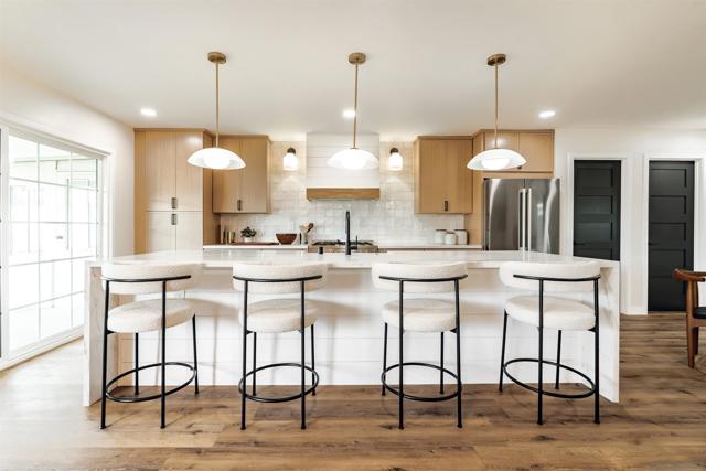 3624 Governor Dr, San Diego CA: https://media.crmls.org/mediaz/035dee00-1c44-462a-8898-611a9cbf83ac.jpg