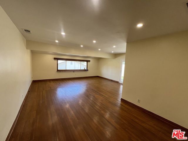 8361 Wentworth Street, Sunland CA: https://media.crmls.org/mediaz/035e8003-ecd4-427d-9979-3b710dd956e3.jpg