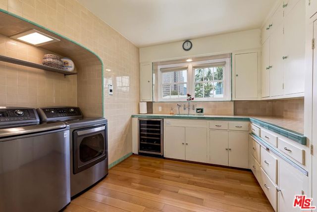 10798 Weyburn Avenue, Los Angeles CA: https://media.crmls.org/mediaz/035e859c-c1b3-432e-9beb-0a7b42e18db7.jpg
