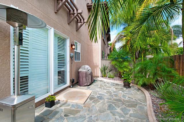 6419 Alexandri Circle, Carlsbad CA: https://media.crmls.org/mediaz/035e8e6b-4043-4b9e-a327-92cbae0da191.jpg