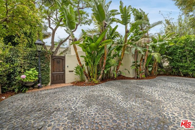 1017 S Gretna Green Way, Los Angeles CA: https://media.crmls.org/mediaz/035fd5ad-28db-411e-8a29-6244bb2b07d8.jpg