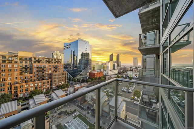 800 The Mark Ln, San Diego CA: https://media.crmls.org/mediaz/03600b99-809d-49f3-a992-ac7ddd7f90a7.jpg