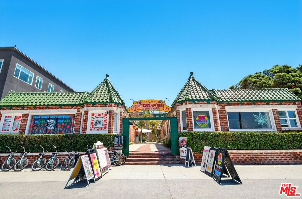 https://media.crmls.org/mediaz/0361535f-f78e-4655-a4e9-b4dfa206d16e.jpg?preset=X-Large