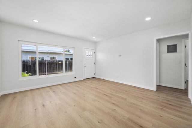 6979 81 Amherst, San Diego CA: https://media.crmls.org/mediaz/03615e20-d6cd-4c06-b51a-06c39c8c190d.jpg
