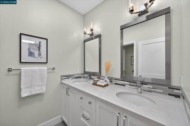 31 Ivy Dr, Orinda CA: https://media.crmls.org/mediaz/03623ad3-6476-423b-a5eb-4f67af03bbb3.jpg