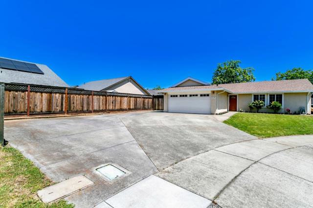 9124 Connell Court, Gilroy CA: https://media.crmls.org/mediaz/0362556f-8b8f-4c40-bb9b-3cc6e5e4e6be.jpg