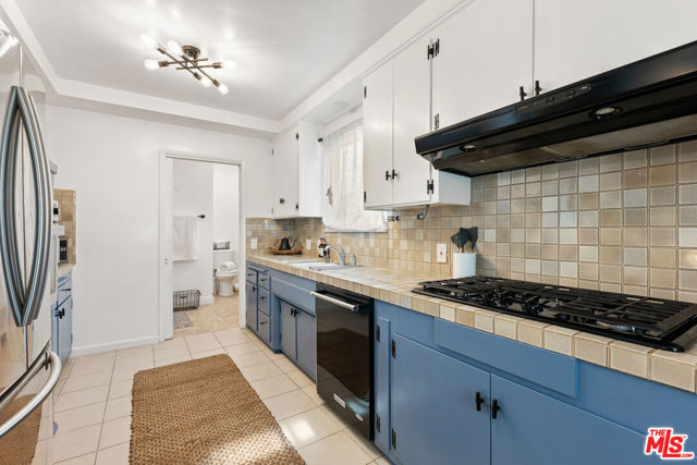 5918 S La Cienega Boulevard, Los Angeles CA: https://media.crmls.org/mediaz/03626635-ffea-4e66-a2bd-82ea53335ea7.jpg