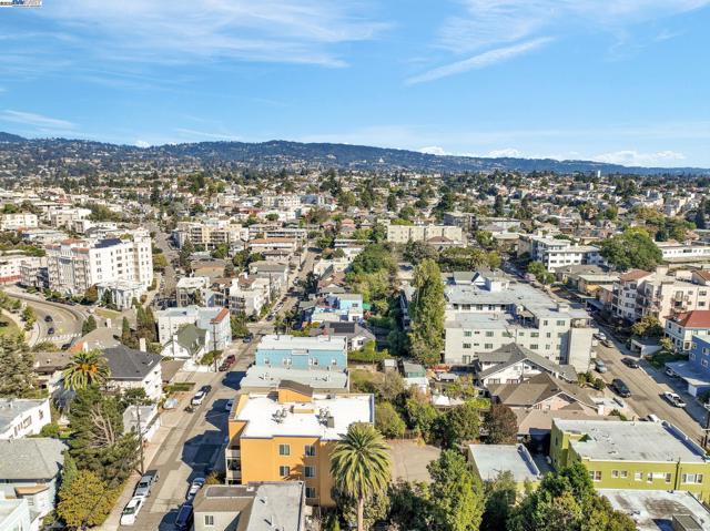 400 Wayne Ave, Oakland CA: https://media.crmls.org/mediaz/0363bba7-0554-4fb8-922e-7e0fc4c29dba.jpg