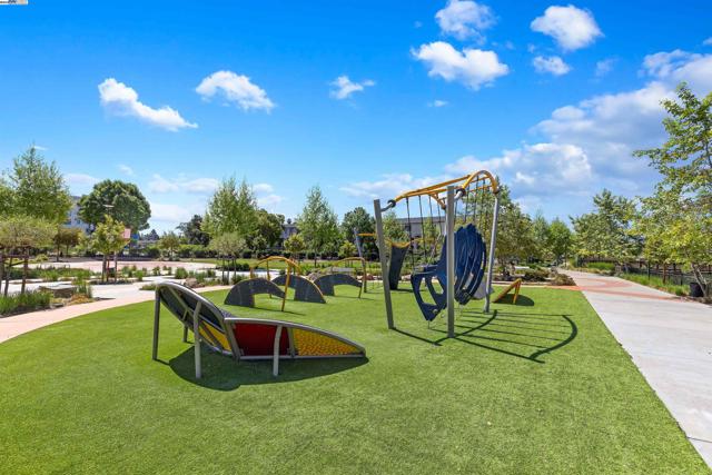 29231 Hub Ct, Hayward CA: https://media.crmls.org/mediaz/0364664f-5c4b-478e-a067-a3e91a6215a0.jpg