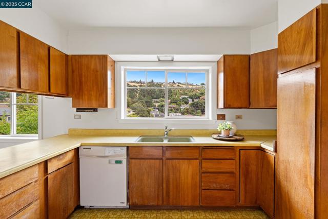 466 Clark St, Crockett CA: https://media.crmls.org/mediaz/03650fa7-e729-4ca9-b0dd-469bf586b695.jpg