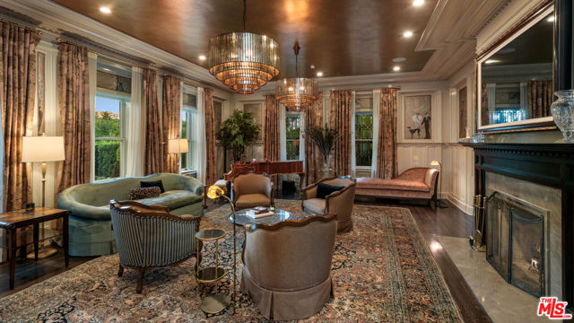 601 S Windsor Boulevard, Los Angeles CA: https://media.crmls.org/mediaz/0365c480-4d1c-4f95-af5a-8da54bdf43f5.jpg