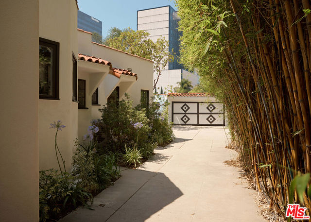 6401 San Vicente Boulevard, Los Angeles CA: https://media.crmls.org/mediaz/036746f0-be10-4b6e-932b-c4bbf3a21199.jpg