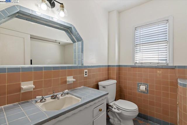 137 Viewmont Ave, Vallejo CA: https://media.crmls.org/mediaz/03674943-a1dc-4a52-8883-a6242a0cfe37.jpg
