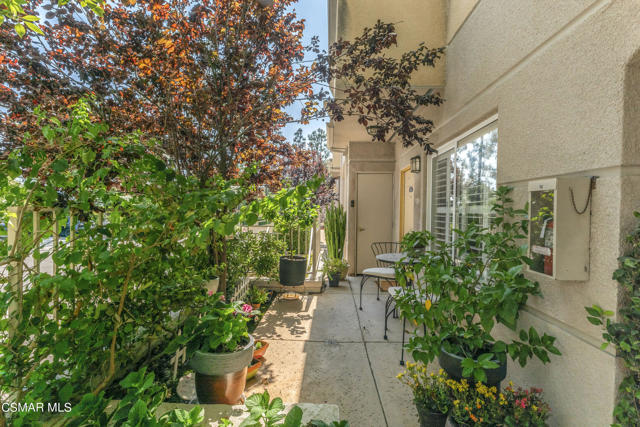 5200 Premiere Hills Circle, Woodland Hills CA: https://media.crmls.org/mediaz/0367acad-d499-4cb4-994e-32eb2949e87e.jpg