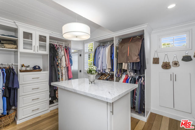 2205 Beverly Glen Place, Los Angeles CA: https://media.crmls.org/mediaz/036824fb-71b9-44fa-a948-e5513634bcfa.jpg