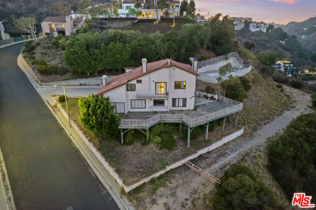 1842 N Crescent Heights Boulevard, Los Angeles CA: https://media.crmls.org/mediaz/036867f8-6242-4a2a-bb3c-6e8aa032fd34.jpg
