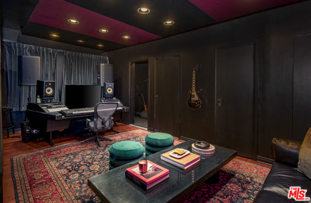 2820 Westshire Drive, Los Angeles CA: https://media.crmls.org/mediaz/036954f9-4385-4c32-ae67-e8ae8c2a084a.jpg