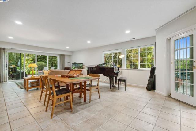 3565 Star Ridge Rd, Hayward CA: https://media.crmls.org/mediaz/0369bafc-c38b-4780-8ecb-093155496716.jpg