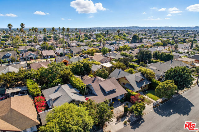 2114 W 28th Street, Los Angeles CA: https://media.crmls.org/mediaz/036a2e66-5021-426f-86f3-27089f0e558a.jpg