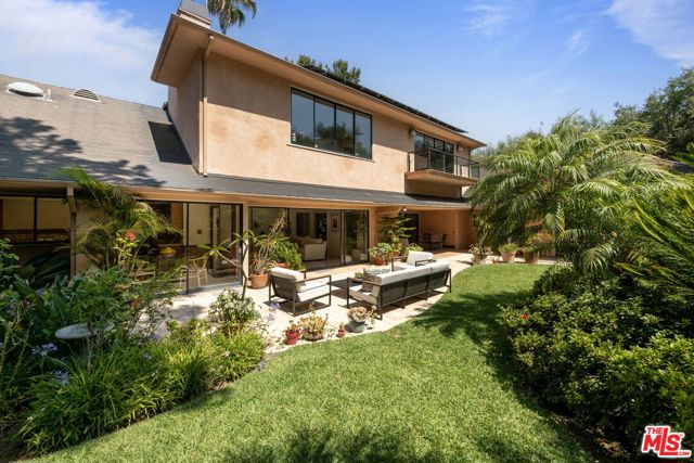 515 Warner Avenue, Los Angeles CA: https://media.crmls.org/mediaz/036b304e-d9ba-4cb3-873a-227f540e676e.jpg