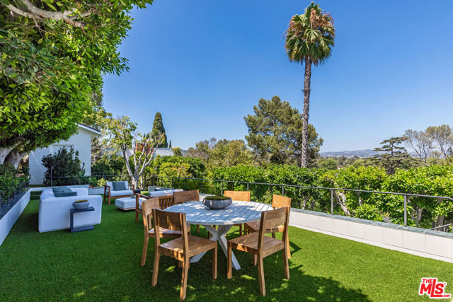 365 Norcroft Avenue, Los Angeles CA: https://media.crmls.org/mediaz/036cc1cc-d387-48ac-9948-2b31dd3a622c.jpg