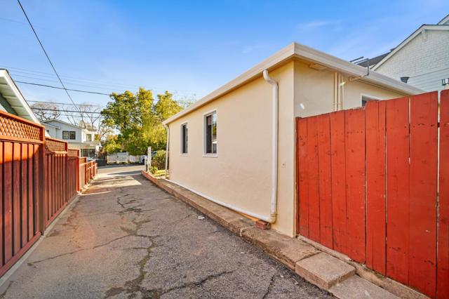 2066 Sterling Avenue, Menlo Park CA: https://media.crmls.org/mediaz/036d84db-e167-4306-b72f-150790db0c7e.jpg