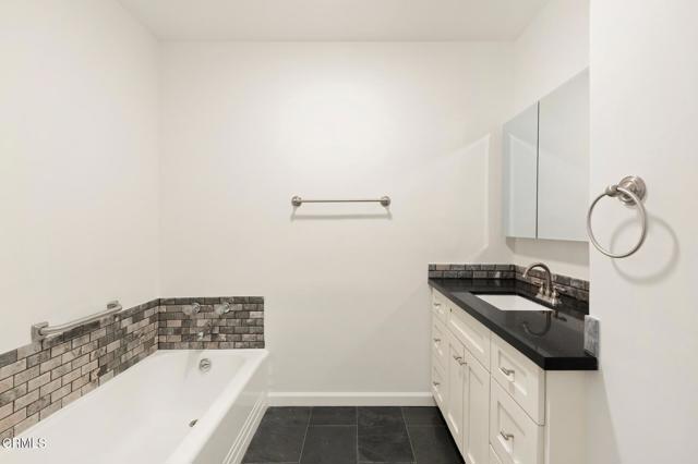 Detail Gallery Image 11 of 39 For 3824 Elm Ave, Long Beach,  CA 90807 - 5 Beds | 5 Baths