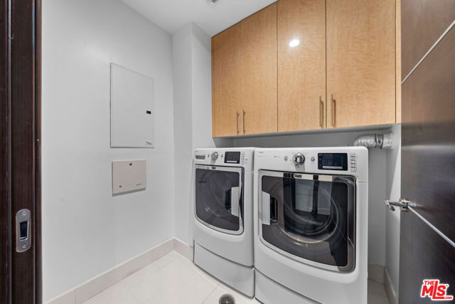 1318 Roxbury Drive, Los Angeles CA: https://media.crmls.org/mediaz/036e70a5-c03a-411c-80d0-9ec806e035a1.jpg