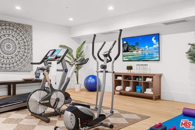 4153 Vantage Avenue, Studio City CA: https://media.crmls.org/mediaz/036edbfc-a2d8-4a52-a029-0d488434b178.jpg