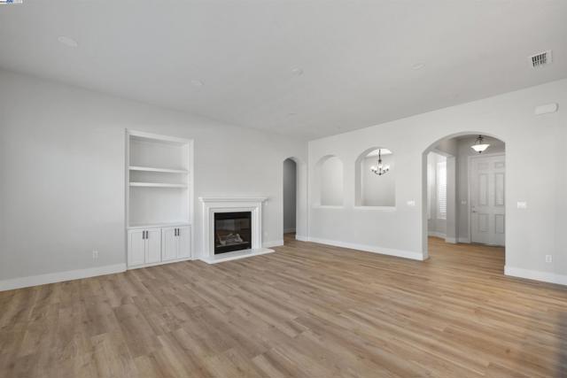 1060 swan river ct, Vacaville CA: https://media.crmls.org/mediaz/036f88d5-3f91-40e3-9a8b-9278effd07e0.jpg