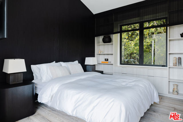 2532 Canyon Oak Dr, Los Angeles CA: https://media.crmls.org/mediaz/037177cc-f848-4910-84c5-30e84ce8c3ba.jpg