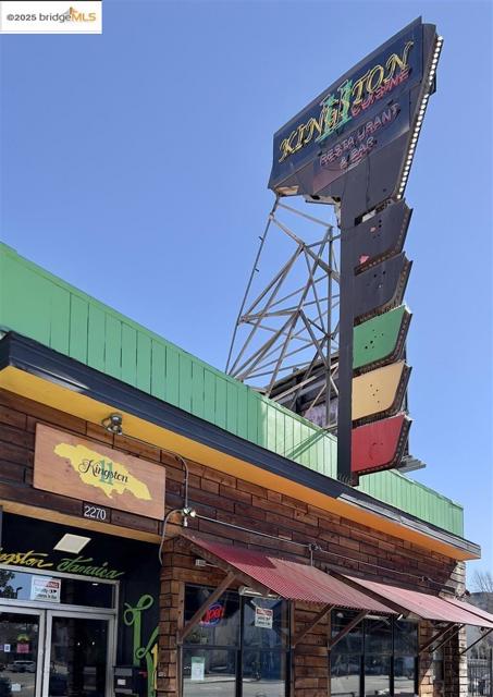 383 Staten Ave, Oakland CA: https://media.crmls.org/mediaz/03723f56-c9d7-4541-8ab0-9439b3f0ca13.jpg