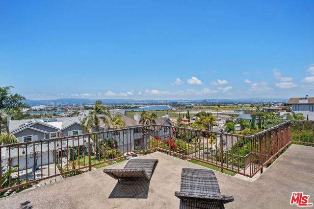 229 Rees Street, Playa del Rey CA: https://media.crmls.org/mediaz/037283a9-1006-4fcf-96d6-c30f536b3a34.jpg