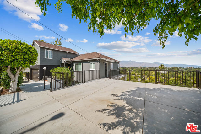 334 Anita Drive, Pasadena CA: https://media.crmls.org/mediaz/0372ef9c-a62e-4f94-b7c3-9e71156c8367.jpg
