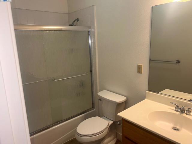 426 Piper St, Healdsburg CA: https://media.crmls.org/mediaz/03735146-1e04-41bb-8a45-35596dd4b26a.jpg