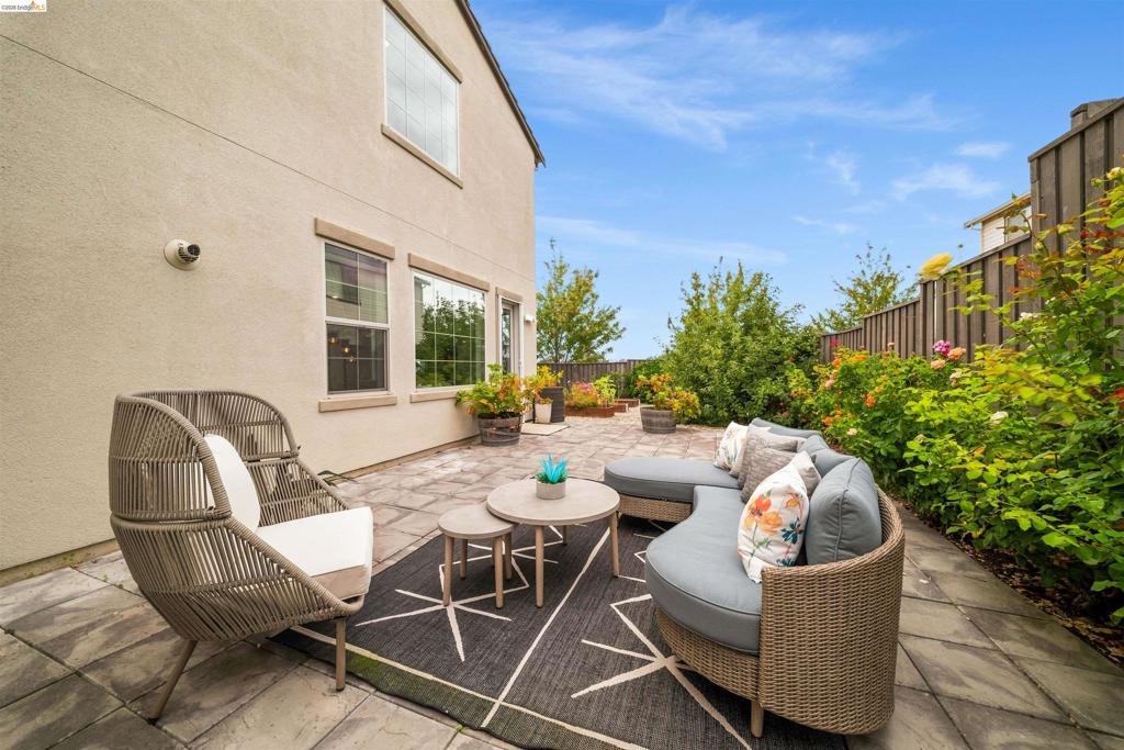 https://media.crmls.org/mediaz/0373bf09-1937-453f-800f-118c8b750bd1.jpg?preset=X-Large