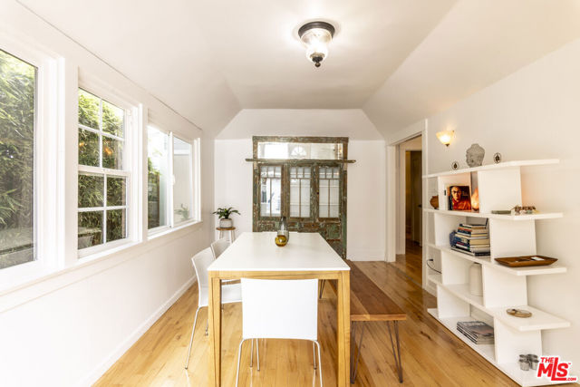 716 Sunset Avenue, Venice CA: https://media.crmls.org/mediaz/0373e41c-6de5-4791-aa64-ac606ba577fa.jpg