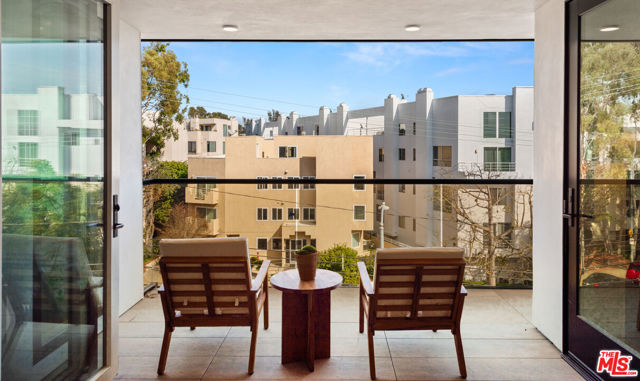 505 Barrington, Los Angeles CA: https://media.crmls.org/mediaz/03741b11-d225-4daa-abb4-2d220d2bd90c.jpg