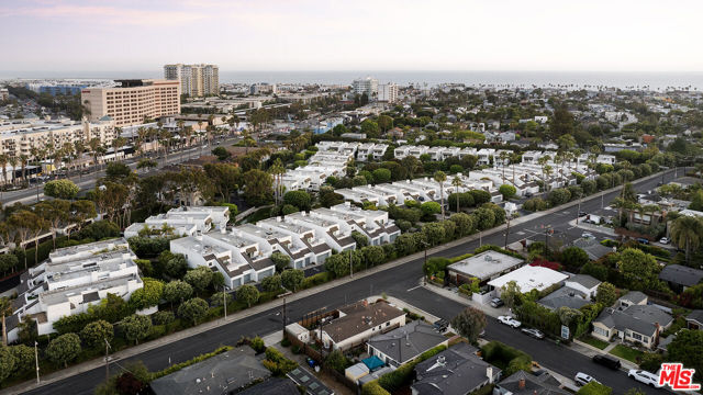 2432 Cloy Avenue, Venice CA: https://media.crmls.org/mediaz/0374ee15-f5bd-48da-ac34-477d9ff17d3a.jpg