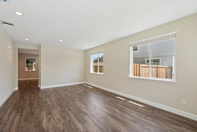 1305 Sunningdale Lane, Fairfield CA: https://media.crmls.org/mediaz/0375a499-c63e-4e49-8ce8-1f01fedfd61d.jpg