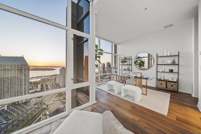 550 Front St, San Diego CA: https://media.crmls.org/mediaz/03766892-4340-425e-bbe7-ef150dd154e1.jpg